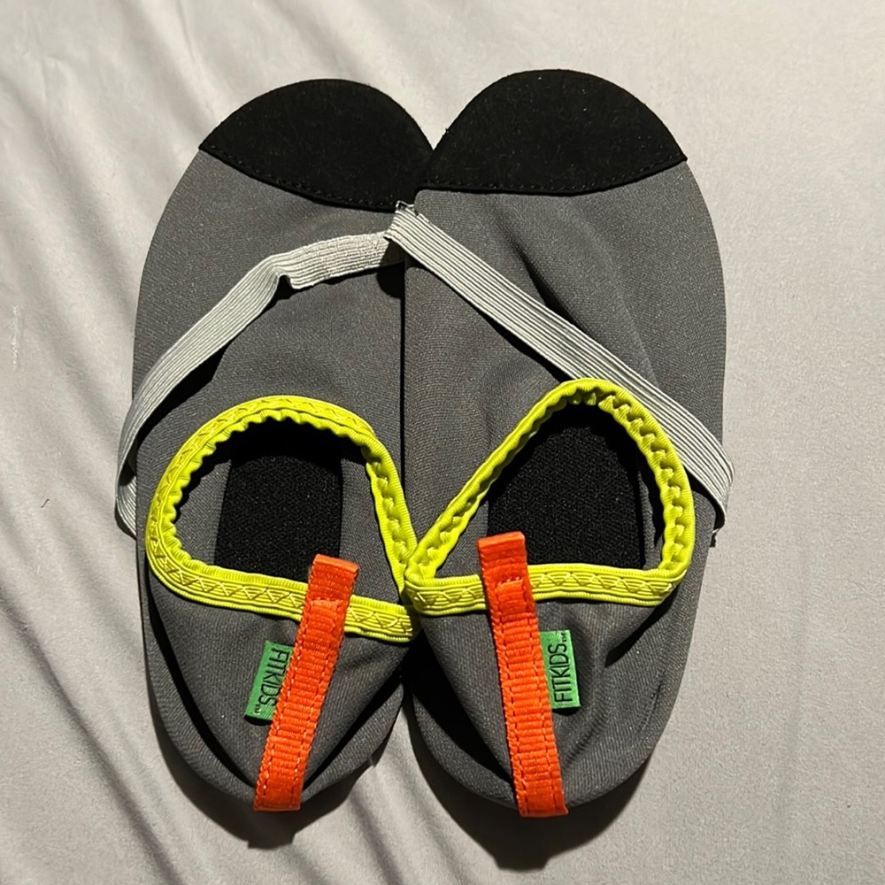 Fit kids water shoes/socks